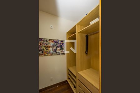 Casa de condomínio à venda com 700m², 4 quartos e 5 vagas Casa de condomínio à venda com 700m², 4 quartos e 5 vagasCloset da suíte 2