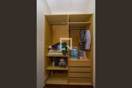 Casa de condomínio à venda com 700m², 4 quartos e 5 vagas Casa de condomínio à venda com 700m², 4 quartos e 5 vagasCloset da suíte 2