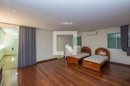 Casa de condomínio à venda com 700m², 4 quartos e 5 vagas Casa de condomínio à venda com 700m², 4 quartos e 5 vagasSuíte 1