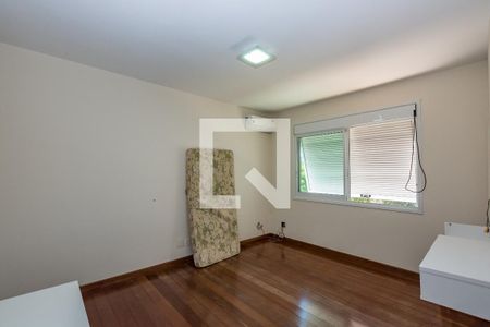 Casa de condomínio à venda com 700m², 4 quartos e 5 vagas Casa de condomínio à venda com 700m², 4 quartos e 5 vagasSuíte 2