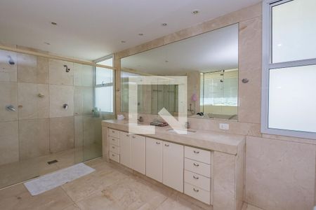 Casa de condomínio à venda com 700m², 4 quartos e 5 vagas Casa de condomínio à venda com 700m², 4 quartos e 5 vagasBanheiro da Suíte 1