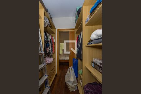 Casa de condomínio à venda com 700m², 4 quartos e 5 vagas Casa de condomínio à venda com 700m², 4 quartos e 5 vagasCloset da suíte 1