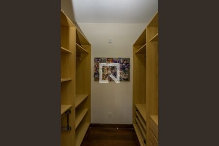 Casa de condomínio à venda com 700m², 4 quartos e 5 vagas Casa de condomínio à venda com 700m², 4 quartos e 5 vagasCloset da suíte 2