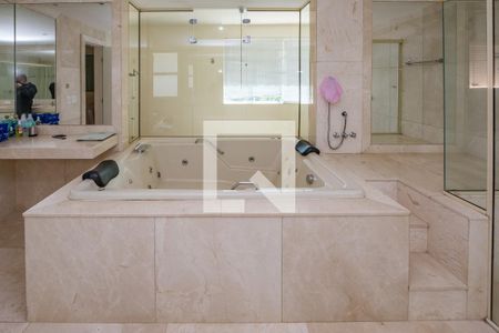 Casa de condomínio à venda com 700m², 4 quartos e 5 vagas Casa de condomínio à venda com 700m², 4 quartos e 5 vagasBanheiro da Suíte 1