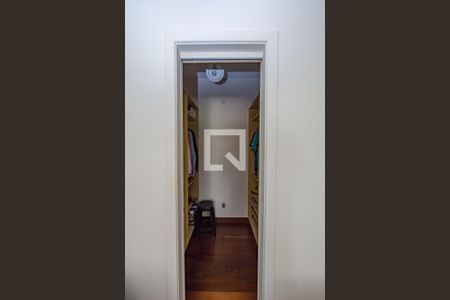 Casa de condomínio à venda com 700m², 4 quartos e 5 vagas Casa de condomínio à venda com 700m², 4 quartos e 5 vagasCloset Semi suíte 2