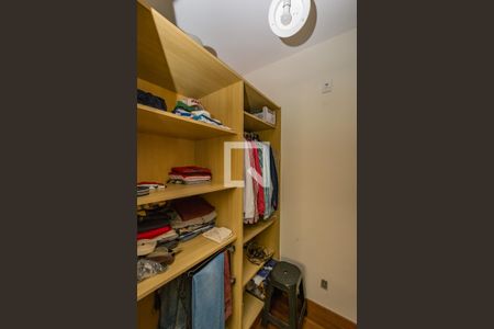 Casa de condomínio à venda com 700m², 4 quartos e 5 vagas Casa de condomínio à venda com 700m², 4 quartos e 5 vagasCloset Semi suíte 2