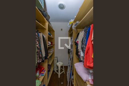 Casa de condomínio à venda com 700m², 4 quartos e 5 vagas Casa de condomínio à venda com 700m², 4 quartos e 5 vagasCloset da suíte 1