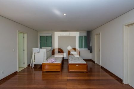 Casa de condomínio à venda com 700m², 4 quartos e 5 vagas Casa de condomínio à venda com 700m², 4 quartos e 5 vagasSuíte 1