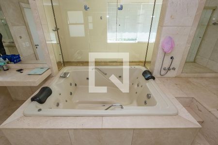 Casa de condomínio à venda com 700m², 4 quartos e 5 vagas Casa de condomínio à venda com 700m², 4 quartos e 5 vagasBanheiro da Suíte 1