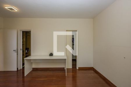 Casa de condomínio à venda com 700m², 4 quartos e 5 vagas Casa de condomínio à venda com 700m², 4 quartos e 5 vagasSuíte 2