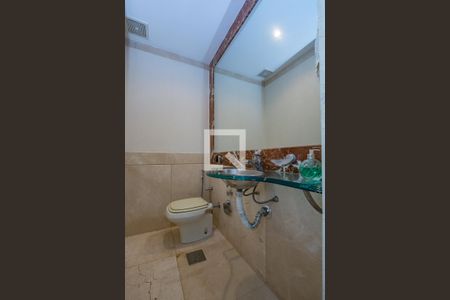 Casa de condomínio à venda com 700m², 4 quartos e 5 vagas Casa de condomínio à venda com 700m², 4 quartos e 5 vagasLavabo