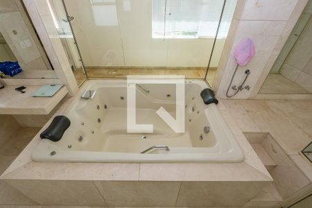 Casa de condomínio à venda com 700m², 4 quartos e 5 vagas Casa de condomínio à venda com 700m², 4 quartos e 5 vagasBanheiro da Suíte 1