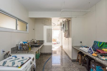 Casa de condomínio à venda com 700m², 4 quartos e 5 vagas Casa de condomínio à venda com 700m², 4 quartos e 5 vagasÁrea de Serviço