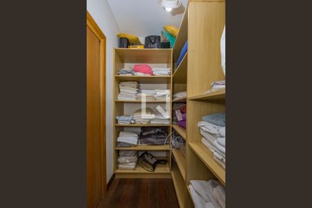 Casa de condomínio à venda com 700m², 4 quartos e 5 vagas Casa de condomínio à venda com 700m², 4 quartos e 5 vagasRoupeiro