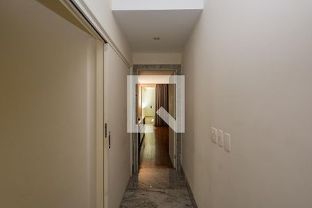 Casa de condomínio à venda com 700m², 4 quartos e 5 vagas Casa de condomínio à venda com 700m², 4 quartos e 5 vagasCorredor