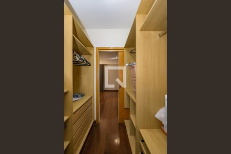 Casa de condomínio à venda com 700m², 4 quartos e 5 vagas Casa de condomínio à venda com 700m², 4 quartos e 5 vagasCloset da suíte 1