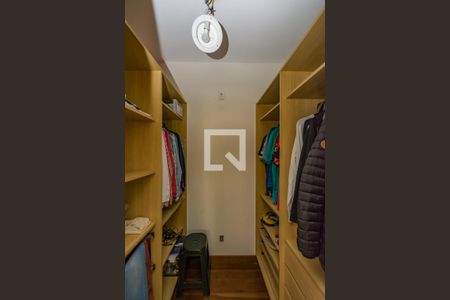 Casa de condomínio à venda com 700m², 4 quartos e 5 vagas Casa de condomínio à venda com 700m², 4 quartos e 5 vagasCloset Semi suíte 2