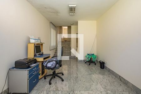 Casa de condomínio à venda com 700m², 4 quartos e 5 vagas Casa de condomínio à venda com 700m², 4 quartos e 5 vagasEscritório