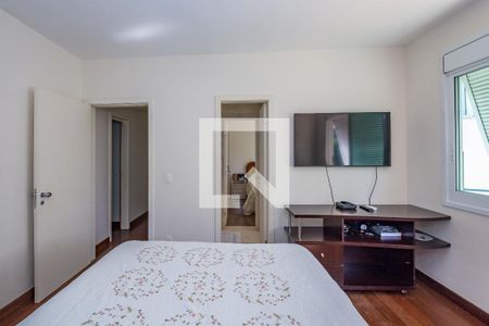 Casa de condomínio à venda com 700m², 4 quartos e 5 vagas Casa de condomínio à venda com 700m², 4 quartos e 5 vagasSemi suíte 2