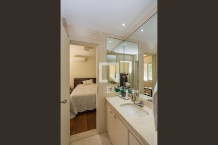 Casa de condomínio à venda com 700m², 4 quartos e 5 vagas Casa de condomínio à venda com 700m², 4 quartos e 5 vagasBanheiro Semi suítes