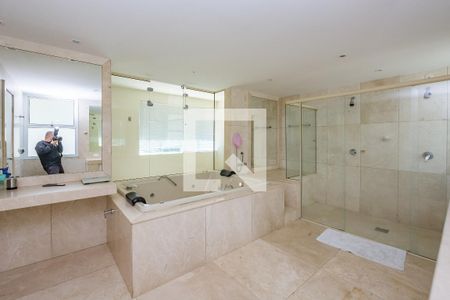 Casa de condomínio à venda com 700m², 4 quartos e 5 vagas Casa de condomínio à venda com 700m², 4 quartos e 5 vagasBanheiro da Suíte 1