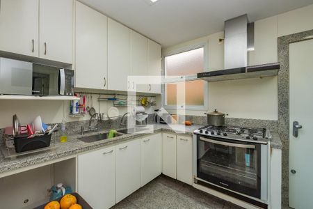 Casa de condomínio à venda com 700m², 4 quartos e 5 vagas Casa de condomínio à venda com 700m², 4 quartos e 5 vagasCozinha