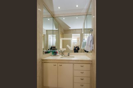 Casa de condomínio à venda com 700m², 4 quartos e 5 vagas Casa de condomínio à venda com 700m², 4 quartos e 5 vagasBanheiro Semi suítes