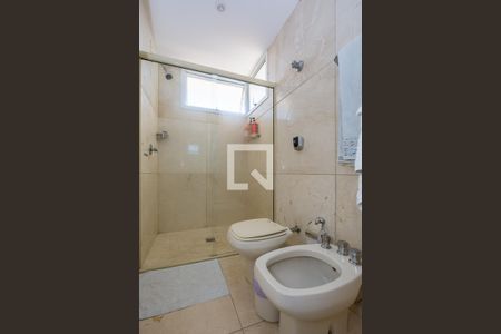 Casa de condomínio à venda com 700m², 4 quartos e 5 vagas Casa de condomínio à venda com 700m², 4 quartos e 5 vagasBanheiro Semi suítes