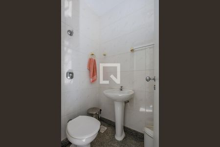 Casa de condomínio à venda com 700m², 4 quartos e 5 vagas Casa de condomínio à venda com 700m², 4 quartos e 5 vagasBanheiro de serviço