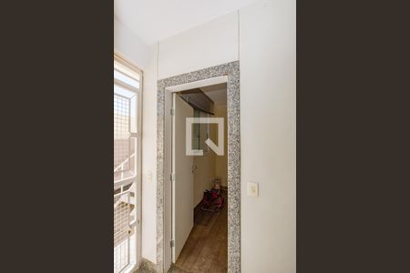 Casa de condomínio à venda com 700m², 4 quartos e 5 vagas Casa de condomínio à venda com 700m², 4 quartos e 5 vagasQuarto de Serviço