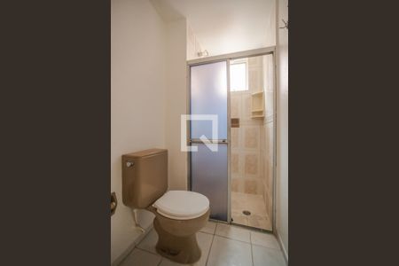 Banheiro de apartamento à venda com 1 quarto, 43m² em Jardim do Salso, Porto Alegre