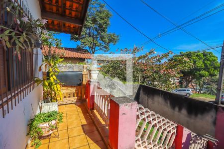 Casa à venda com 378m², 4 quartos e 2 vagas Casa à venda com 378m², 4 quartos e 2 vagasTerraço