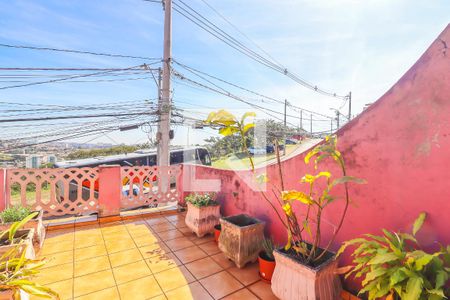 Casa à venda com 378m², 4 quartos e 2 vagas Casa à venda com 378m², 4 quartos e 2 vagasTerraço