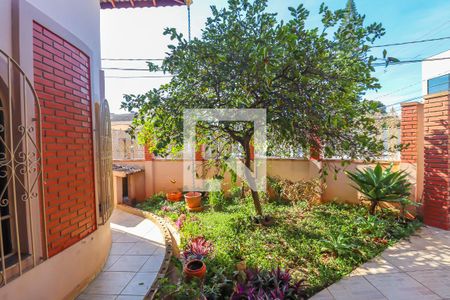 Casa à venda com 280m², 4 quartos e 3 vagas Casa à venda com 280m², 4 quartos e 3 vagasQuintal