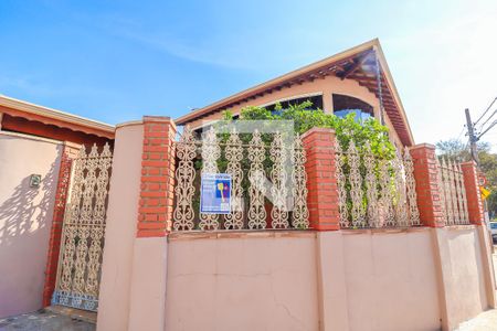 Casa à venda com 280m², 4 quartos e 3 vagas Casa à venda com 280m², 4 quartos e 3 vagasFachada