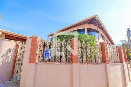 Casa à venda com 280m², 4 quartos e 3 vagas Casa à venda com 280m², 4 quartos e 3 vagasFachada