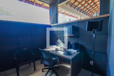 Casa à venda com 280m², 4 quartos e 3 vagas Casa à venda com 280m², 4 quartos e 3 vagasStudio