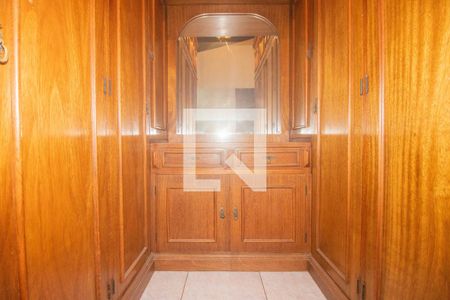 Casa à venda com 494m², 5 quartos e 6 vagas Casa à venda com 494m², 5 quartos e 6 vagasSuíte 2 - Closet