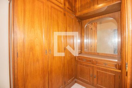 Casa à venda com 494m², 5 quartos e 6 vagas Casa à venda com 494m², 5 quartos e 6 vagasSuíte 2 - Closet