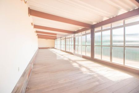 Casa à venda com 494m², 5 quartos e 6 vagas Casa à venda com 494m², 5 quartos e 6 vagasSalão de Festas