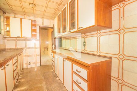 Casa à venda com 494m², 5 quartos e 6 vagas Casa à venda com 494m², 5 quartos e 6 vagasCozinha