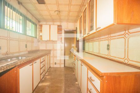 Casa à venda com 494m², 5 quartos e 6 vagas Casa à venda com 494m², 5 quartos e 6 vagasCozinha