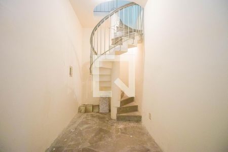 Casa à venda com 494m², 5 quartos e 6 vagas Casa à venda com 494m², 5 quartos e 6 vagasEscada