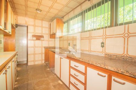 Casa à venda com 494m², 5 quartos e 6 vagas Casa à venda com 494m², 5 quartos e 6 vagasCozinha