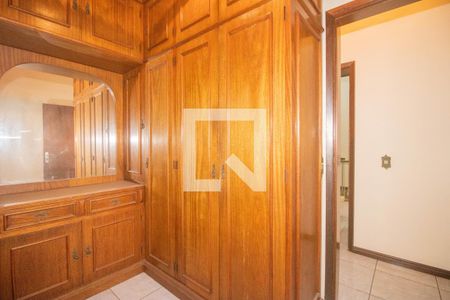 Casa à venda com 494m², 5 quartos e 6 vagas Casa à venda com 494m², 5 quartos e 6 vagasSuíte 2 - Closet