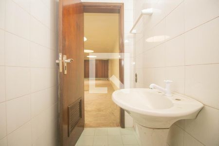 Casa à venda com 494m², 5 quartos e 6 vagas Casa à venda com 494m², 5 quartos e 6 vagasBanheiro Social 2