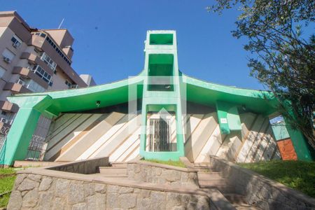 Casa à venda com 494m², 5 quartos e 6 vagas Casa à venda com 494m², 5 quartos e 6 vagasFachada