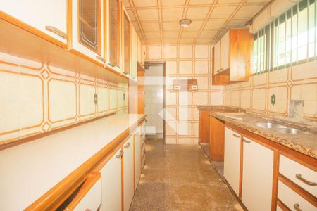 Casa à venda com 494m², 5 quartos e 6 vagas Casa à venda com 494m², 5 quartos e 6 vagasCozinha