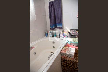 Casa à venda com 253m², 5 quartos e 2 vagas Casa à venda com 253m², 5 quartos e 2 vagasBanheira da Suíte 2