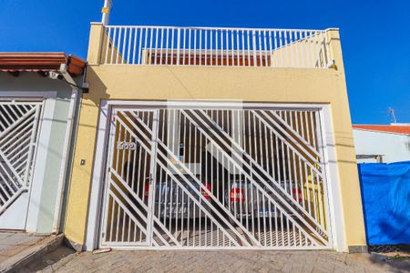 Casa à venda com 150m², 3 quartos e 2 vagas Casa à venda com 150m², 3 quartos e 2 vagasFachada